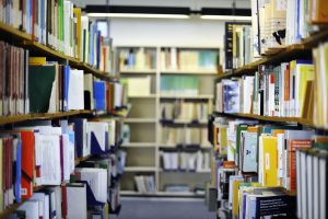 Blick auf die Regale in der Hamburger Lehrerbibliothek